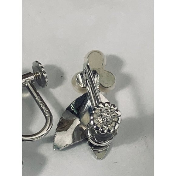 Vintage KREMENTZ Signed Silver-tone Leaves and Cultured Pearls ScrewBack Earring - Picture 6 of 9